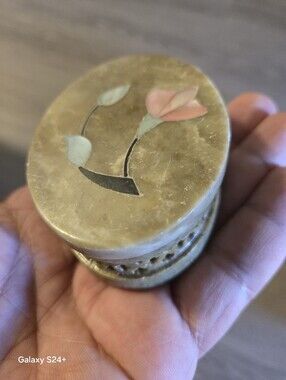 Boite A Bijoux En Pierre Sculptee Avec Fleur Incrustee De Nacre Et Ouvre Percee